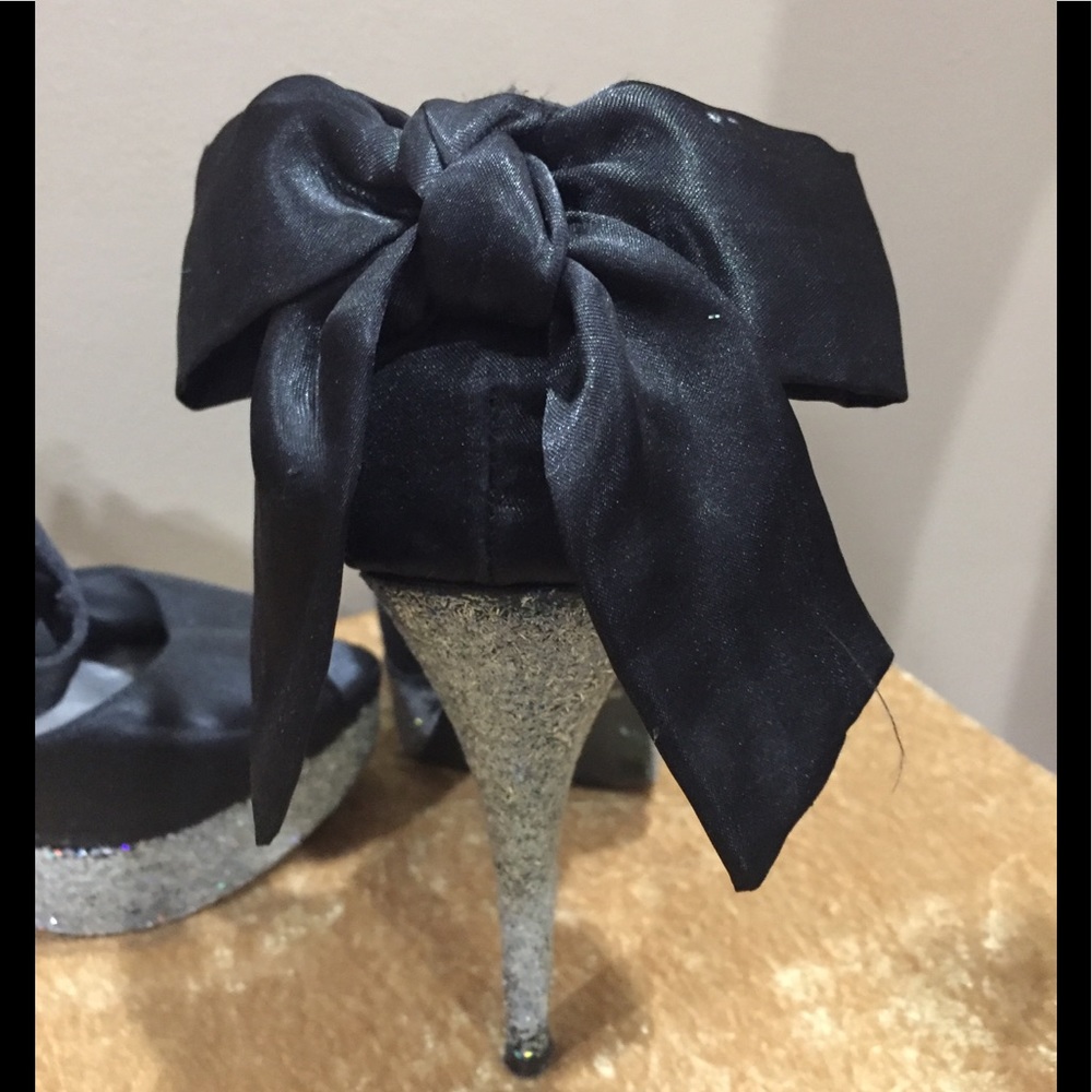 Platform bow heels with glitter bottom